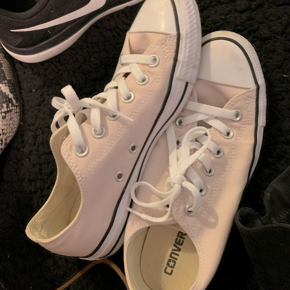 converse light pink